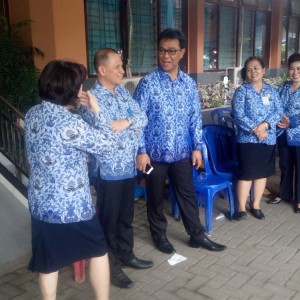 FAMILIAR: Plt Kepala Dikbud Kota Manado, Drs Daghland Walangitan MPd tengah berbincang-bincang dengan sejumlah stafnya.