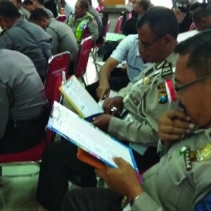 PSIKOLOGI: Nampak personil polisi disalahsatu polres di Indonesia tengah menjalani tes kejiwaan.(foto; ist)