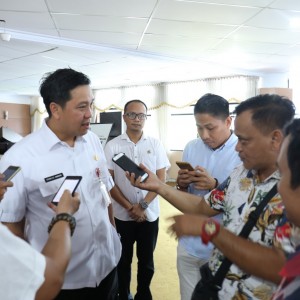 PENGAWASAN: Wagub Sulut, Steven Kandpu tengah diwawancarai sejumlah wartawan terkait hasil sidaknya di ruang Command Centre Kantor Gubernur Sulut, Rabu (21/11/2018).
