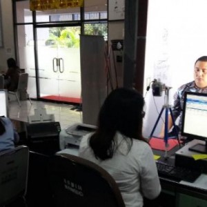 PELAYANAN: Nampak seorang petugas Kantor Imigrasi Kelas 1 Manado tengah melayani warga yang ingin mendapatkan paspor. 