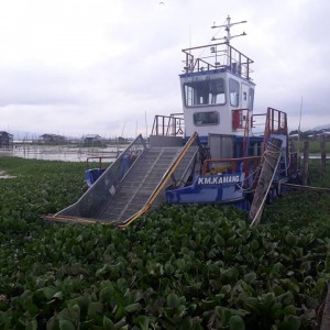SOROT: 1 unit kapal pembersih alur eceng gondok terparkir di selter Desa Tandengan Kecamatan Eris.