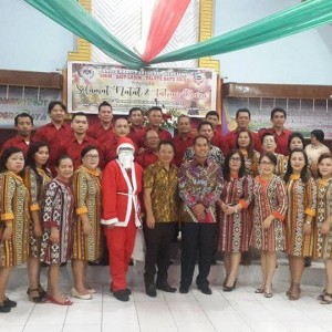 SUKACITA: Sebagian jemaat GMIM Bait Lahim Talete Satu dan Santa Claus foto bersama usai ibadah perayaan Natal, Minggu (2/12/2018).