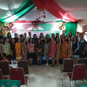 KEBERSAMAAN: Para guru, pegawai dan siswa SMK Kristen 2 Tomohon foto bersama usai ibadah Natal