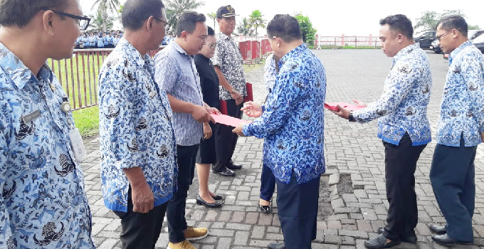 Sekda mewakili bupati, menyerahkan surat keputusan Bupati Minahasa Tenggara kepada pengurus FKDM, pada apel korpri jajaran di Lapangan Upacara Kantor Bupati Mitra, Senin (17/6/2019).