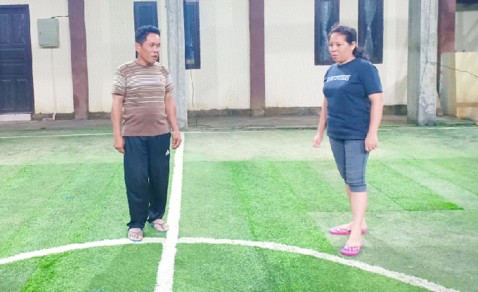 Hukum Tua Henny Samaliwu saat meninjau pembangunan lapangan futsal di Desa Ratatotok Tenggara