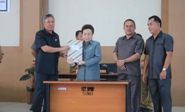 DPRD Minsel Paripurnakan KUA PPAS APBD Perubahan. DPRD Minsel Paripurnakan KUA PPAS APBD Perubahan.