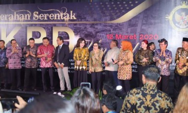 Penyerahan LKPD Ke BPK. Kebersamaan CEP Bersama PARA Kepala Daerah Lainnya Terjalin Mesrah Penyerahan LKPD Ke BPK. Kebersamaan CEP Bersama PARA Kepala Daerah Lainnya Terjalin Mesrah