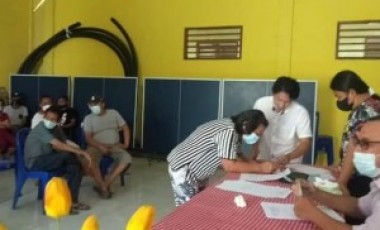 Pemdes Kilometer Tiga Salurkan BLT Bulan Ketiga kepada 61 KPM Pemdes Kilometer Tiga Salurkan BLT Bulan Ketiga kepada 61 KPM