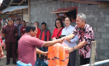 Diserahkan Wabup FDW. Kelompok Nelayan Desa Matani Terima Bantuan Peralatan Melaut. Diserahkan Wabup FDW. Kelompok Nelayan Desa Matani Terima Bantuan Peralatan Melaut.