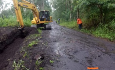Jalan Menuju Wisata Gunung Soputan Kembali Dilanjutkan. Tahun Ini Selesai Jalan Menuju Wisata Gunung Soputan Kembali Dilanjutkan. Tahun Ini Selesai