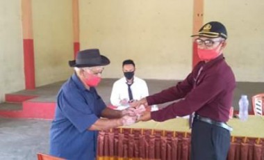 Salurkan BLT DD Tahap Tiga Wulur: Pergunakan Uang ini dengan Baik Salurkan BLT DD Tahap Tiga Wulur: Pergunakan Uang ini dengan Baik