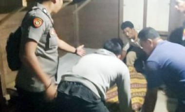 Polisi Lakukan Olah TKP Peristiwa Gantung Diri di Desa Kalongan Talaud Polisi Lakukan Olah TKP Peristiwa Gantung Diri di Desa Kalongan Talaud