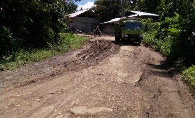 Rawan Kecelakaan Jalan Penghubung Desa Maulid – Poniki Dikeluhkan Warga. Rawan Kecelakaan Jalan Penghubung Desa Maulid – Poniki Dikeluhkan Warga.