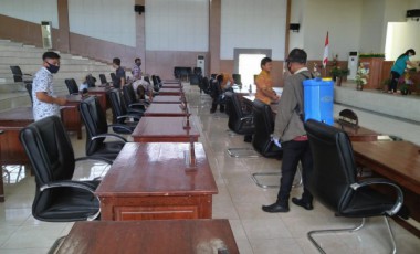 Jelang Paripurna Pidato Kenegaraan Presiden. Sekretariat DPRD Minsel Lakukan Sterilisasi Ruang Paripurna Jelang Paripurna Pidato Kenegaraan Presiden. Sekretariat DPRD Minsel Lakukan Sterilisasi Ruang Paripurna