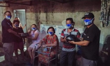 Dari Kelurahan Paniki Bawah, Tim Ai-SIAAP Distribusikan Beras Dan Masker Kepada Warga Dari Kelurahan Paniki Bawah, Tim Ai-SIAAP Distribusikan Beras Dan Masker Kepada Warga