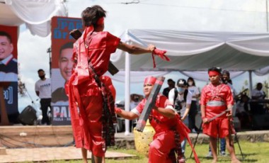 Upasa Bantik Serta Kabasaran Hiasi Deklarasi Dan Pendaftaran Pasangan JPAR-Ai Upasa Bantik Serta Kabasaran Hiasi Deklarasi Dan Pendaftaran Pasangan JPAR-Ai