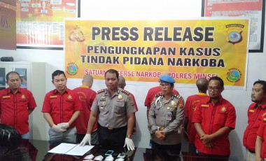 Polres Minsel Ciduk 4 Pengedar Sabu Diparkiran Hotel Sutanraja Amurang. Polres Minsel Ciduk 4 Pengedar Sabu Diparkiran Hotel Sutanraja Amurang.