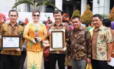 Bupati Tetty Terima Penghargaan Dari Mendagri. Bupati Tetty Terima Penghargaan Dari Mendagri.
