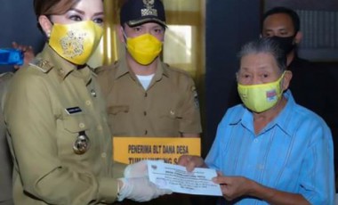 Bupati Tetty Pantau Penyaluran BLT DD 4 Desa DiKecamatan Tareran Bupati Tetty Pantau Penyaluran BLT DD 4 Desa DiKecamatan Tareran