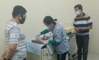 Warga Desa Lansot Tareran Temukan Bayi Laki-laki Yang Dibuang Diatas Rumpun Daun Nasi Warga Desa Lansot Tareran Temukan Bayi Laki-laki Yang Dibuang Diatas Rumpun Daun Nasi