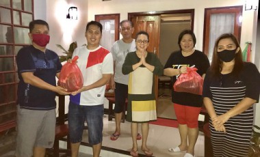 Tergerak Hati, ASN Sulut ini Regoh Kocek Bantu Masyarakat Akibat Dampak Covid-19 Tergerak Hati, ASN Sulut ini Regoh Kocek Bantu Masyarakat Akibat Dampak Covid-19